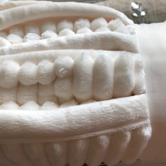 UGG throw…soooo soft ! - Picture 2 of 4